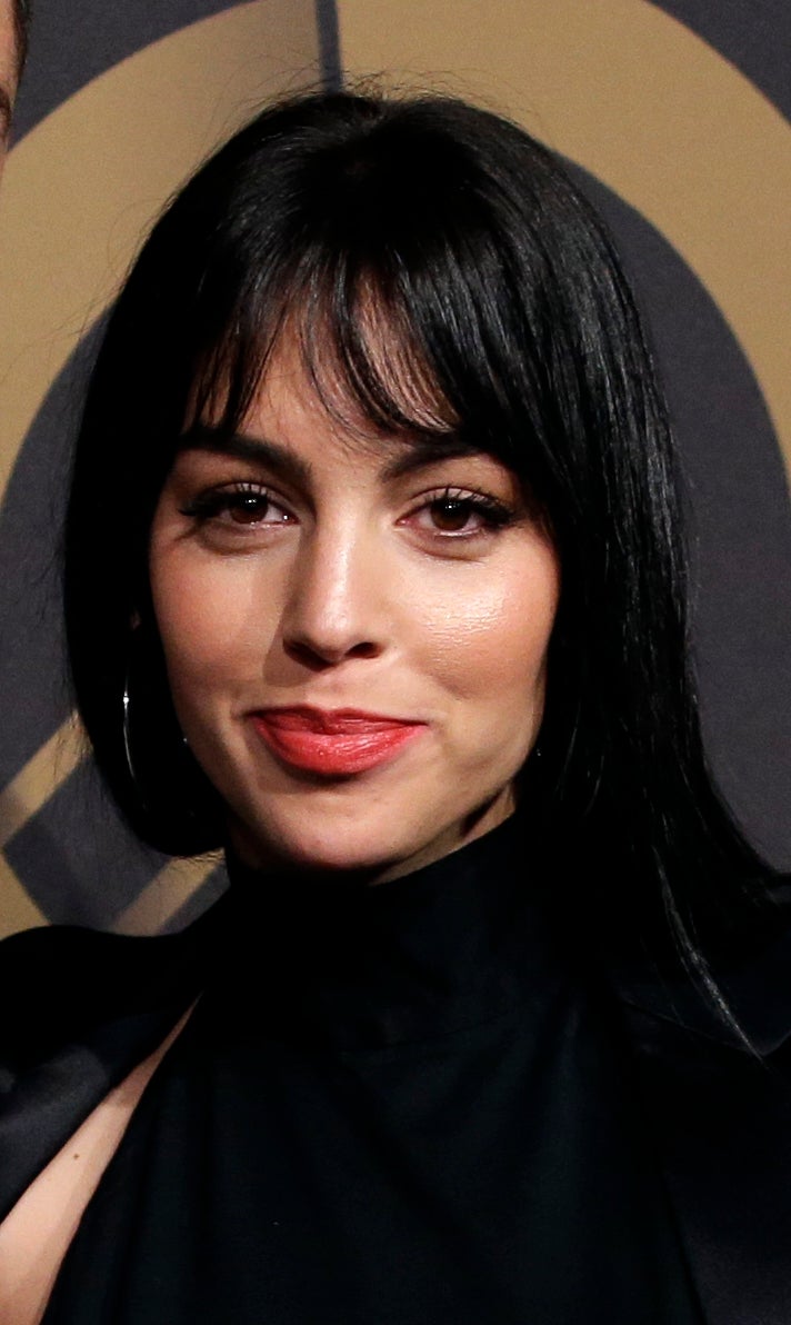 La novia de Cristiano Ronaldo, Georgina Rodríguez, ha sido la última famosa en apostar por un cambio de look con flequillo. Lo lleva en cortina, que es el flequillo más demandado, y con el pelo largo.