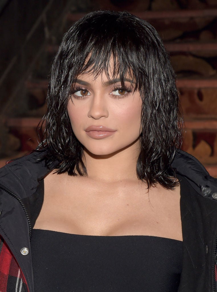 Cuidado con el flequillo recto y el pelo oscuro: puede producir un efecto dramático tipo Cleopatra que termina cansando y, a veces, recordando a un disfraz.