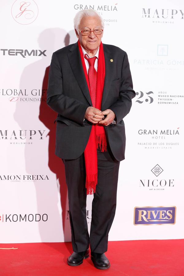 El Padre Ángel, habitual en las citas solidarias, posa en la alfombra roja de la Global Gift Madrid.