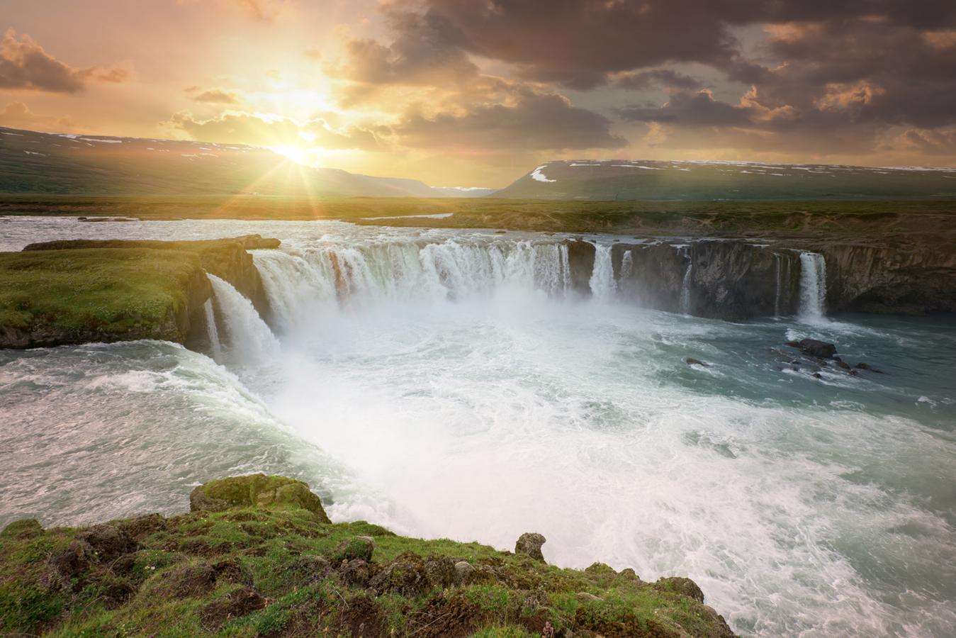 Con solo 12 metros de caída, pero 30 de ancho, las Cataratas Godafoss son conocidas como las 'cataratas de los Dioses', ya que cuando el pueblo de Islandia tuvo que adherirse a la fe cristiana alrededor del año 1.000 dC, el 'consejo de sabios' de la isla decidió lanzar todos los iconos paganos a este salto de agua.