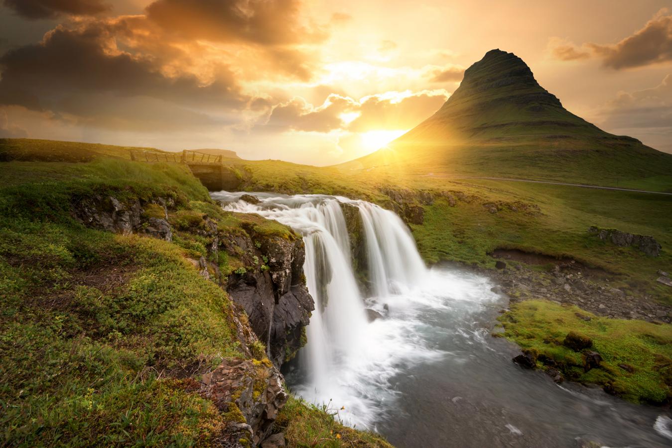 Puede que no sean las más altas de esta selección, pero quizá una de las más fotogénicas de Islandia. Si las visitas y subes un post a Instagram cogiendo en la toma el monte Kirkjufell, los 'likes' están asegurados.