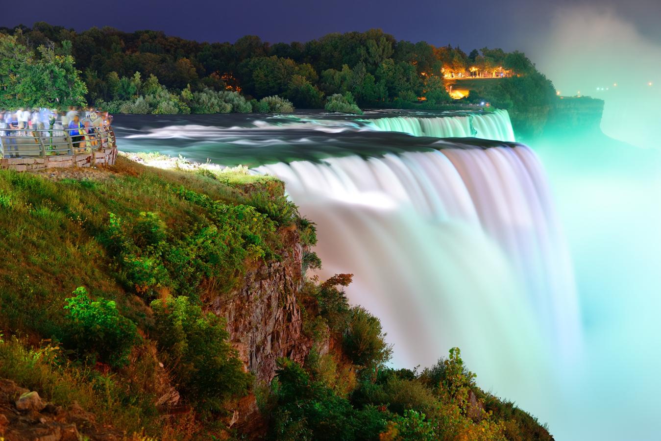 Marcando la frontera entre Canadá y Estados Unidos nos encontramos las cataratas del Niágara, uno de los grandes tesoros naturales de América del Norte y, sin duda, las más turísticas de esta lista. Eso sí, su vista sobrecoge y merece la pena esperar a que caiga la noche para verlas iluminadas.