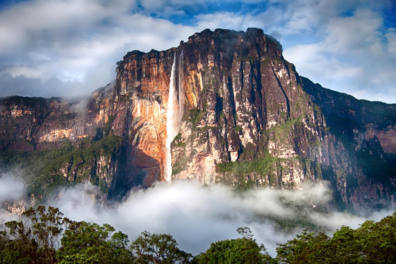 Situado en el Parque Natural de Canaima, en Venezuela, es el salto de agua más alto (y quizá más impresionante) del mundo gracias a sus 979 metros de altura, de los cuales 807 son de caída ininterrumpida.