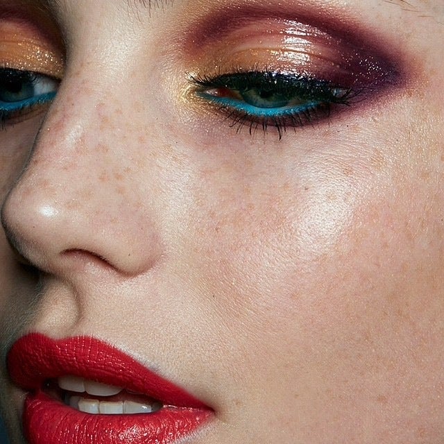 Lo mejor es utilizar un producto específico, una sombra de ojos con efecto mojado, en tono nude o con el color que prefiramos. También existen productos de acabado brillante para utilizar en cualquier zona del rostro: ojos, pómulos, labios. Eso sí: ¡Prohibido darle efecto mojado a todo el rostro! Si buscamos un efecto espectacular, mejor apostarlo todo al color.