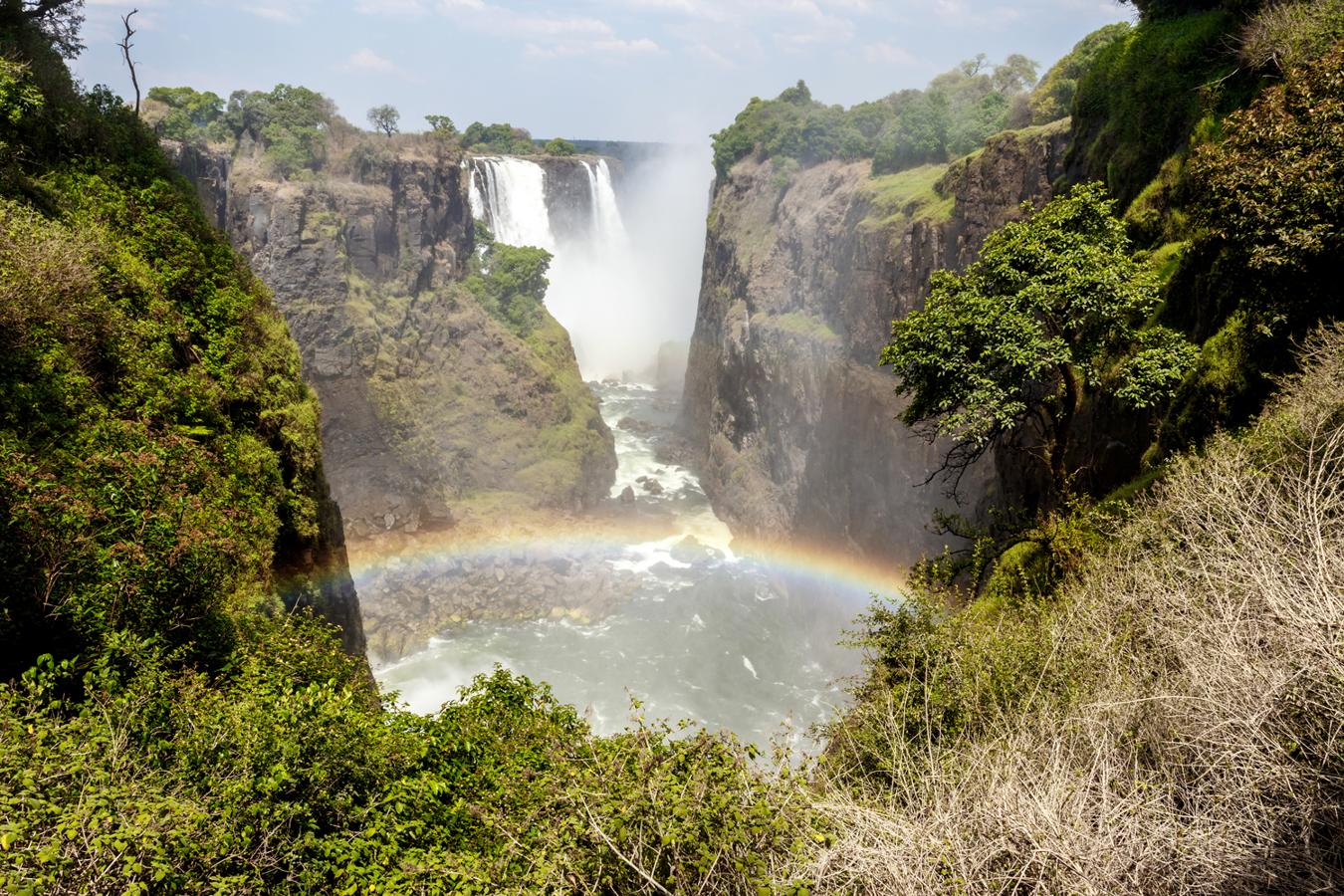 Este impresionante salto de agua del río Zambeze, en la frontera entre Zambia y Zimbabwe, fueron descubiertas por el famoso Doctor Livingston y recibieron ese nombre en honor a la Reina Victoria de Inglaterra.