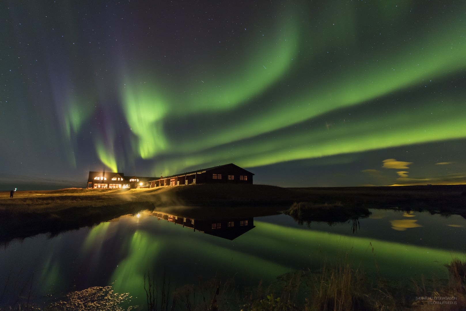 Este precioso alojamiento, situado en un lugar idílico y remoto junto al río Rangá de Hella (Islandia), tiene un observatorio de estrellas. Cuando aparece una aurora boreal, el hotel avisa a los huéspedes y apaga todas las luces para poder verla mejor.