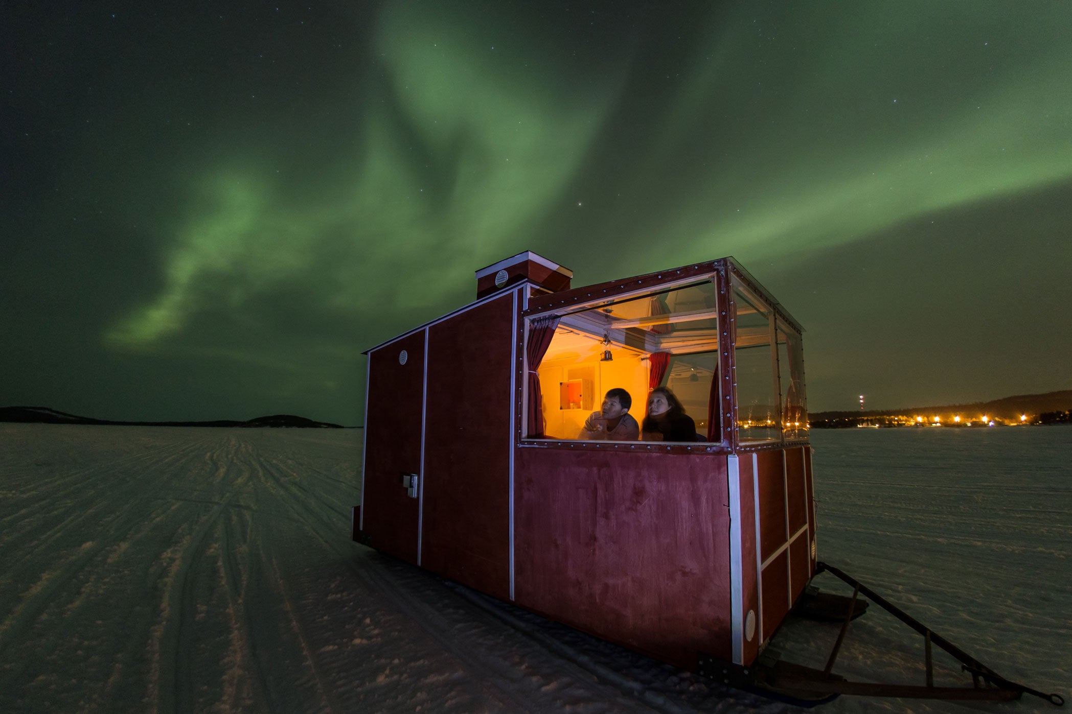 Estas habitaciones acristaladas ofrecen vistas impresionantes a los alrededores del Ártico y, con un poco de suerte, a la aurora boreal. Si el tiempo lo permite, en las noches de diciembre a abril, las cabañas se pueden poner justo encima del hielo del lago Inari, una experiencia al aire libre verdaderamente inolvidable.