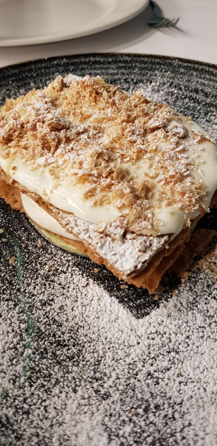 De crema de limón y merengue.