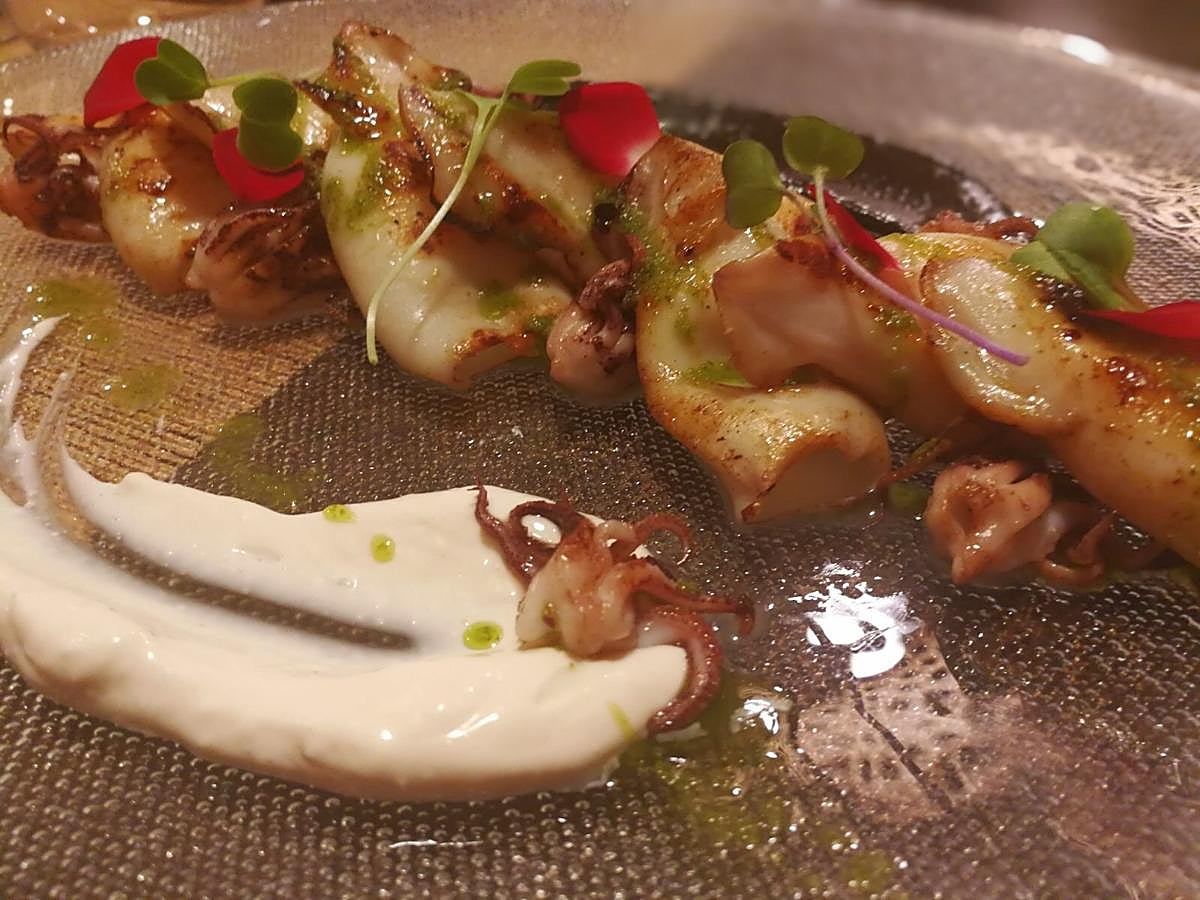 Con salmorejo negro y alioli verde.