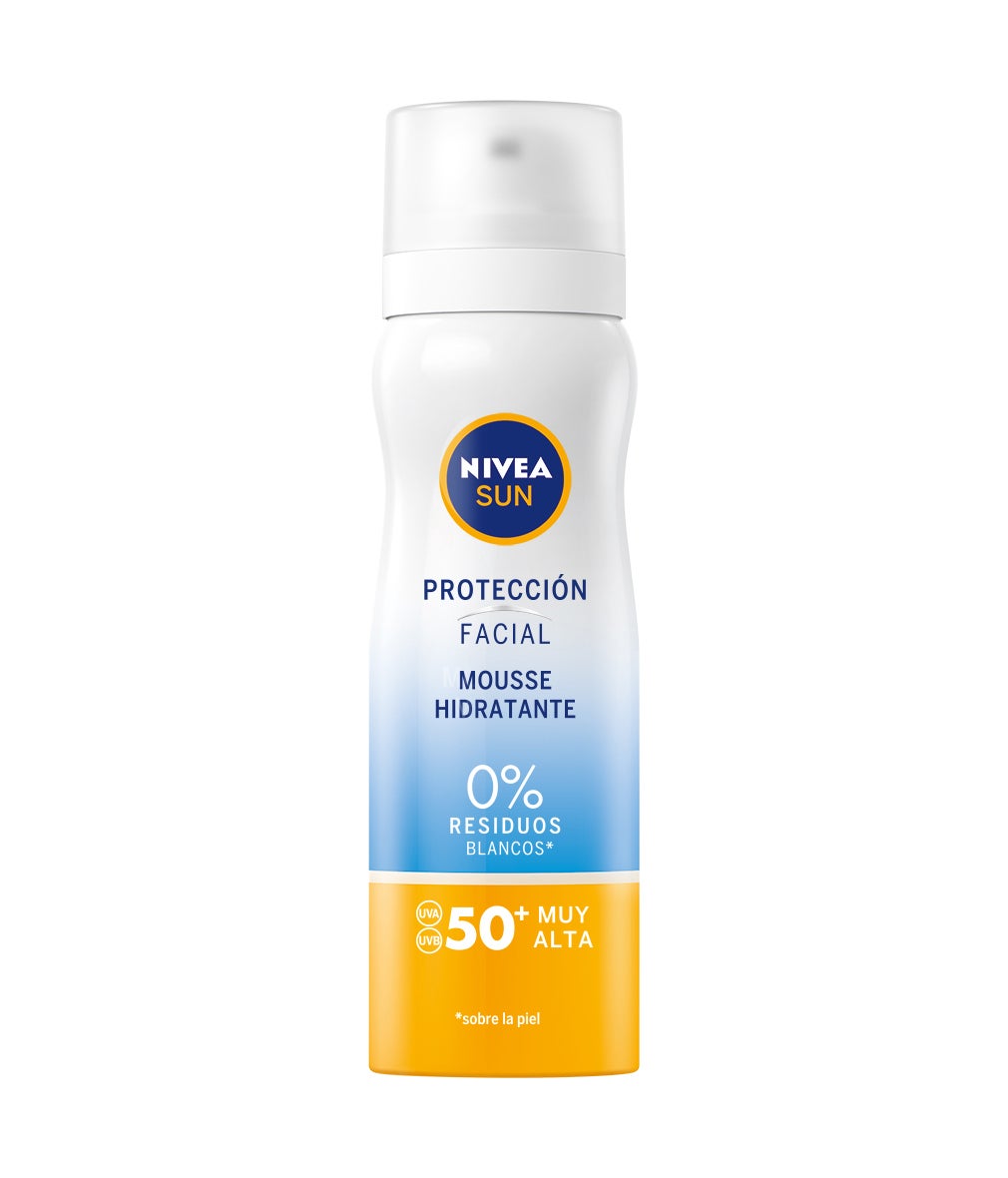 Un mousse hidratante con SPF50+ que protegerá la piel de tu rostro a diario. Una suave y esponjosa textura que se aplica de forma sencilla, sin dejar residuos blancos en la piel. Su efecto hidratante y el alto poder de hidratación hacen de esta crema un producto ideal para uso diario. (10,49€)
