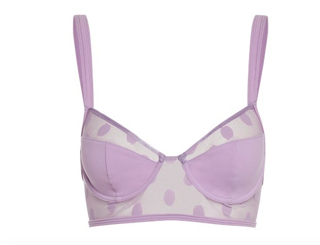 Las tendencias también llegan hasta la ropa interior y este sujetador de topos en tono lila lo confirma. Lencería diferente y divertida para alegrar el Día de la Madre. De For love and lemons. (c.p.v.)