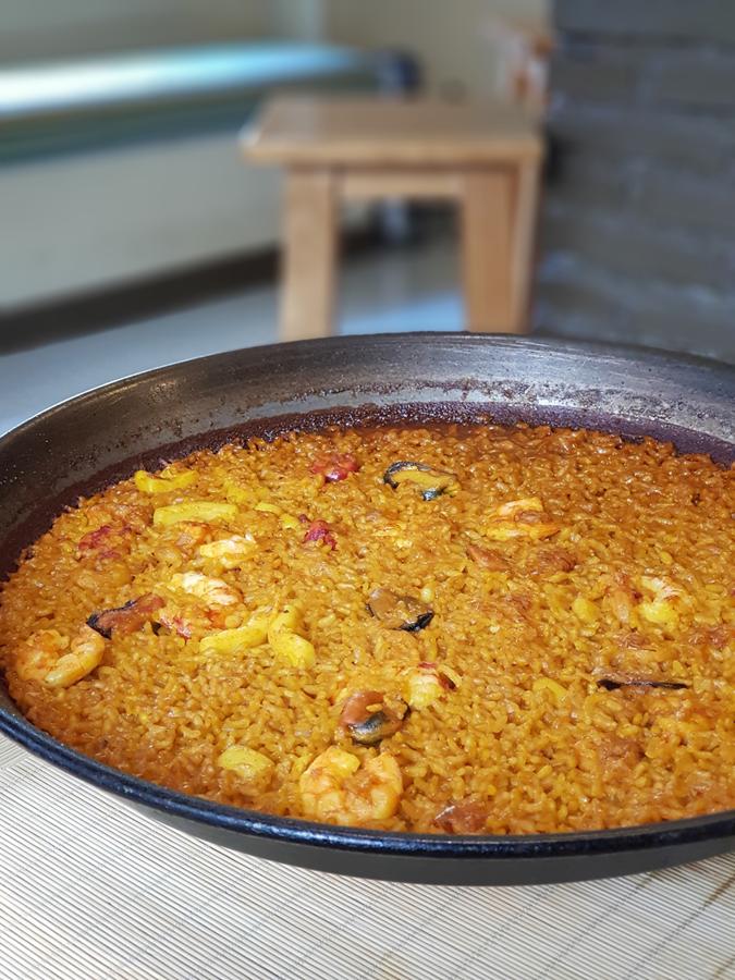 Con gambas, langostinos, calamar, gambón y mejillones.