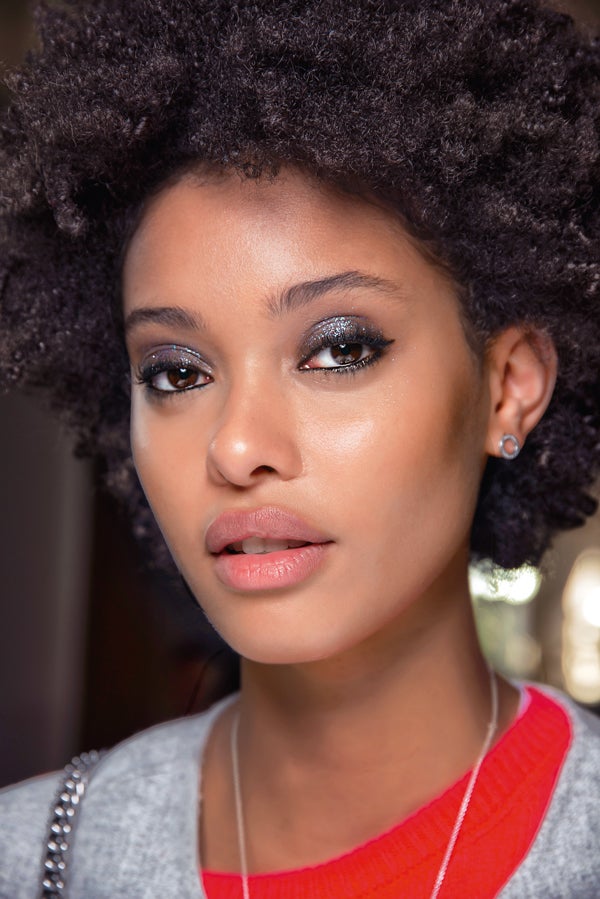 No va a ceder su trono tan fácilmente. Da igual que la temporada de festejos navideños quede ya lejos. Esta primavera, la purpurina también manda en miradas que se llenan de destellos de colores. Sobran las excusas: favorece mucho.