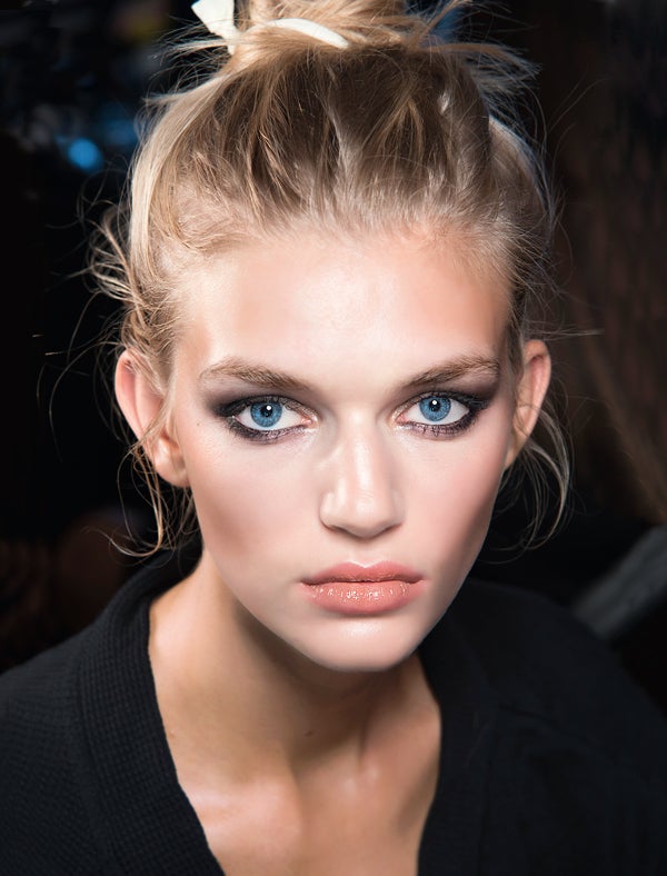 Debbie Harry, Joan Jett, Chrissy Hynde... Lo que tienen esas grandes mujeres en común, además del rock'n'roll, es su amor por las miradas en negro, como de "he estado de juerga toda la noche". Ese espíritu es la clave de las propuestas de Ferretti, Versace y McDonald.