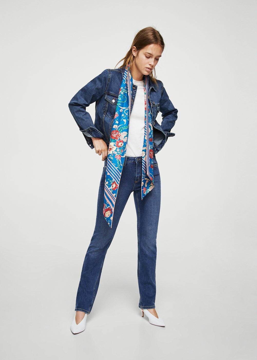 Pañuelo satinado estampado de Mango: 9,99 euros.