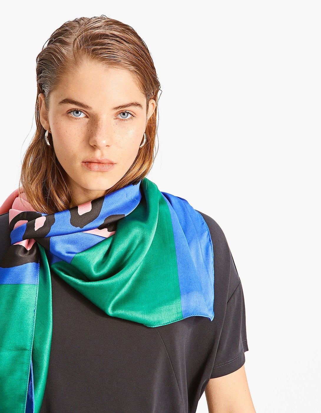 Pañuelo de leopardo azul y rosa de Stradivarius: 9,99 euros.