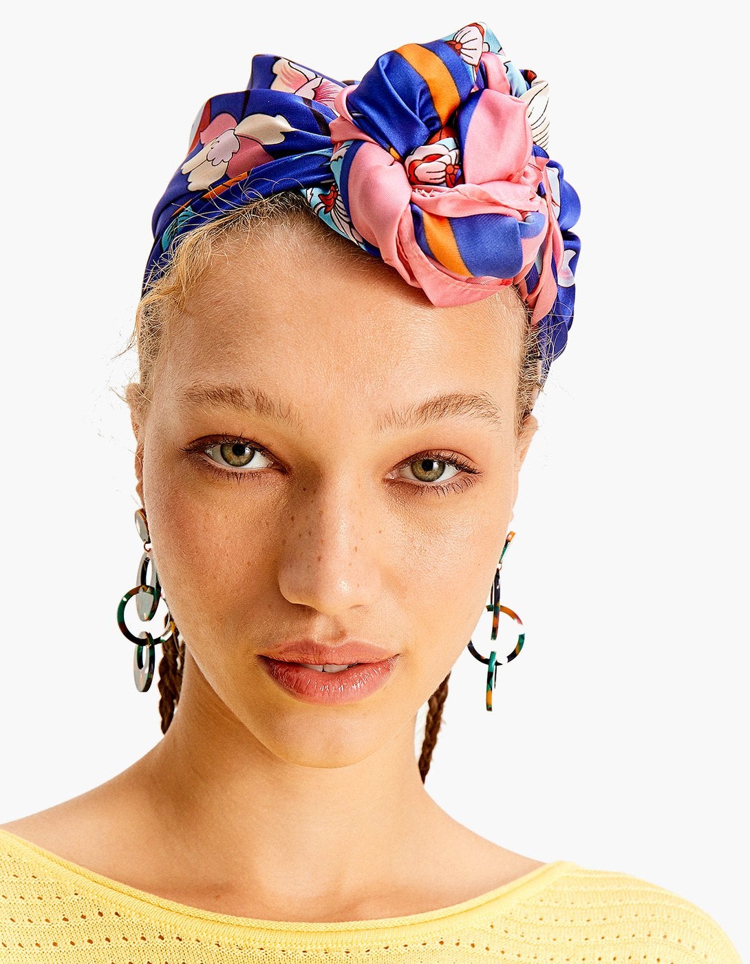 Pañuelo de flores Klein de Stradivarius: 9,99 euros.