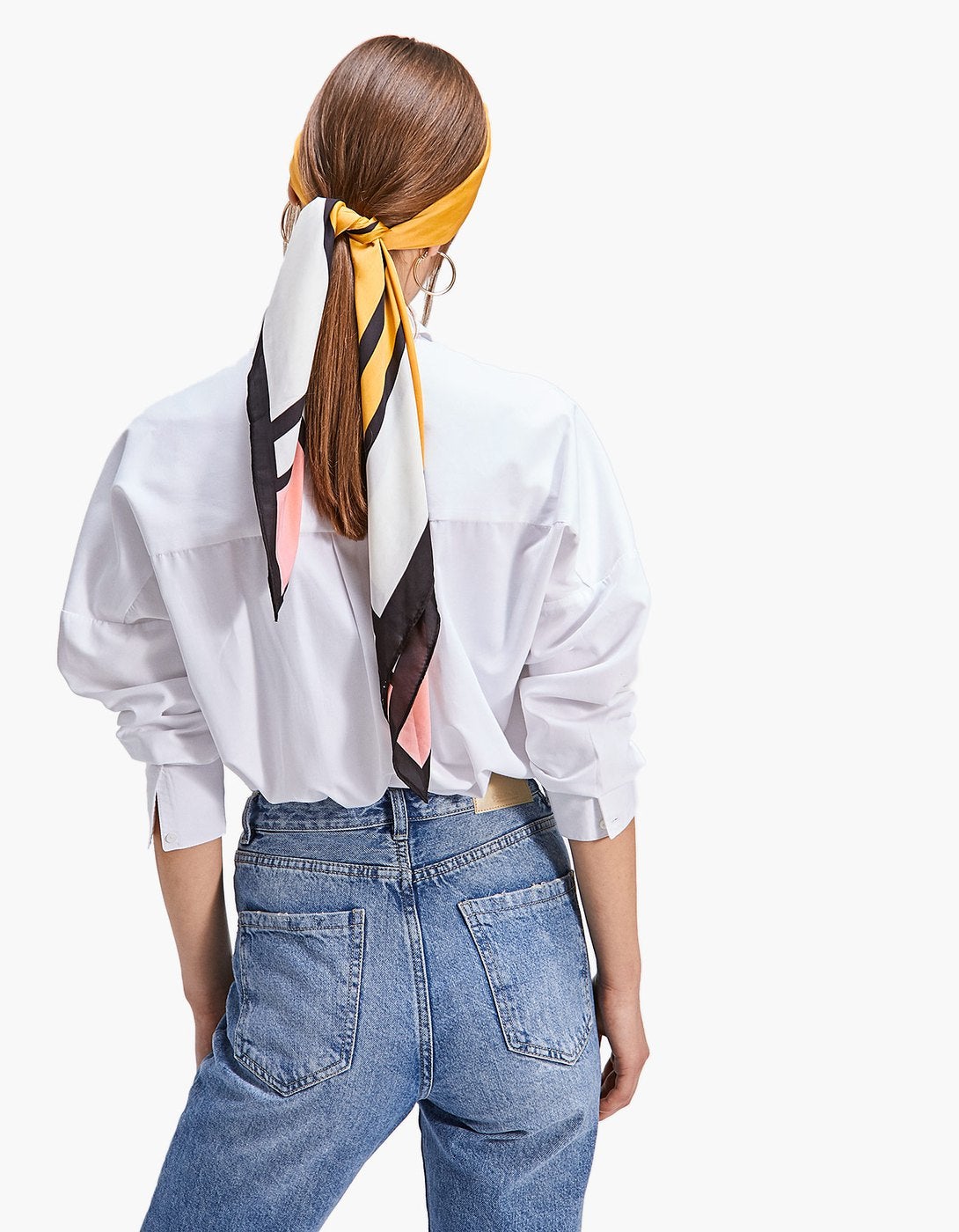 Pañuelo geométrico de Stradivarius: 9,99 euros.