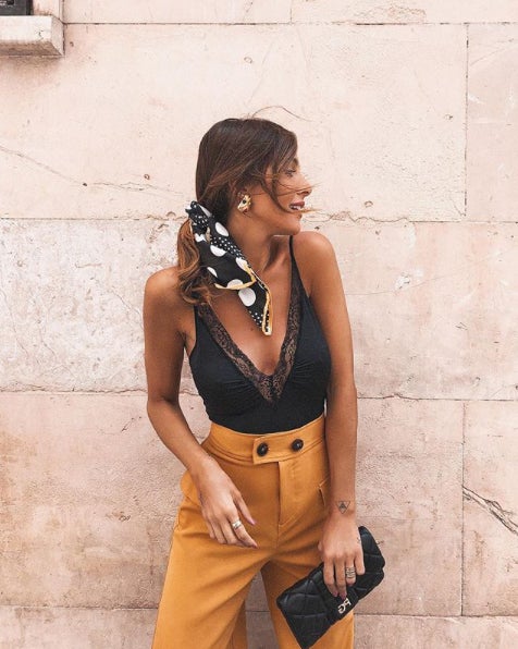 La tambiñen influencr @rocio0sorno con pañuelo de topitos de Zara en la cabeza. ¡Este look con el pañuelo nos convence mucho!