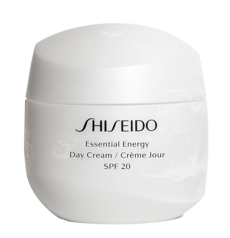 La neurociencia se pone al servicio de tu piel con una fórmula capaz de estimular los receptores sensoriales de la piel. Lo consigue la nueva línea Essential Energy de Shiseido con la tecnología Reneura Technology, que incluye una novedosa textura. En su interior, miles de microesferas elásticas logran reconectar las células cutáneas y el sistema nervioso. ¿El objetivo? Que permanezcan siempre en perfecta comunicación para mantenerlo todo (protección, hidratación, elasticidad) a máximo nivel siempre.