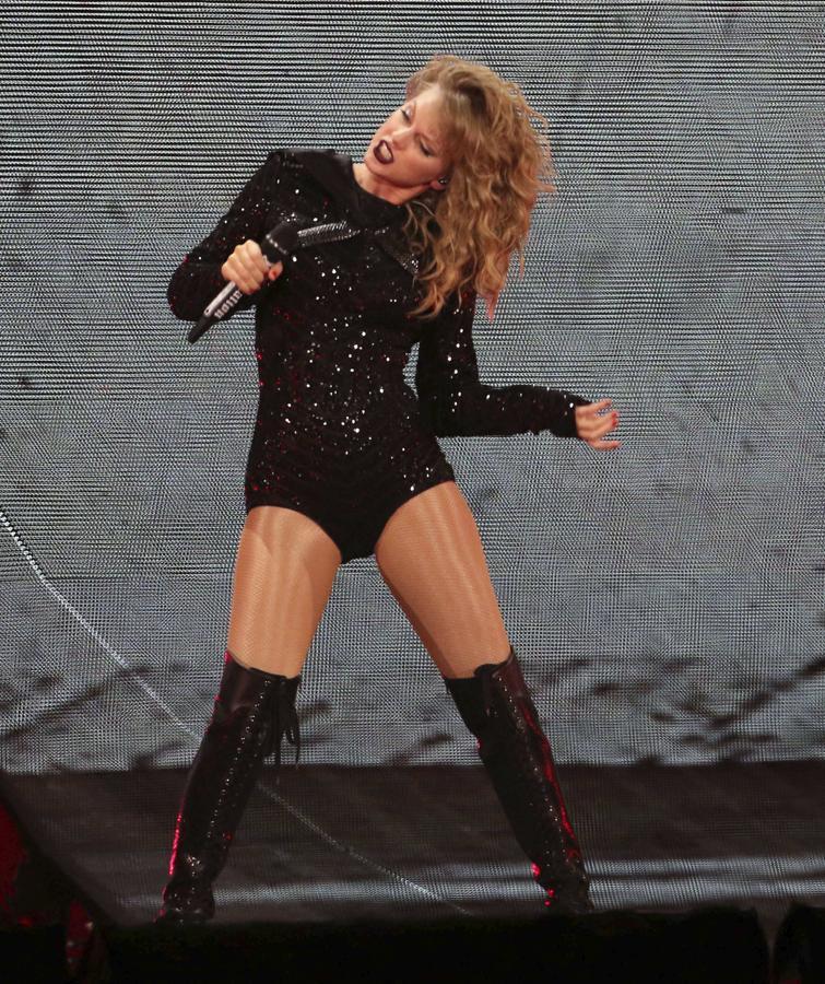 Es quizá una de las cantantes con más influencia en el mundo entero, y sobre todo en EEUU, una artista completa capaz de reinventarse con cada disco. Y sin embargo, sus novios, exnovios y figura siguen dando de qué hablar. Conocida por sus piernas kilométricas y su figura estilizada y atlética, este año durante su gira muchos hablaron de su aumento de peso. Fue tal la especulación que se disparó el rumor de un posible embarazo.