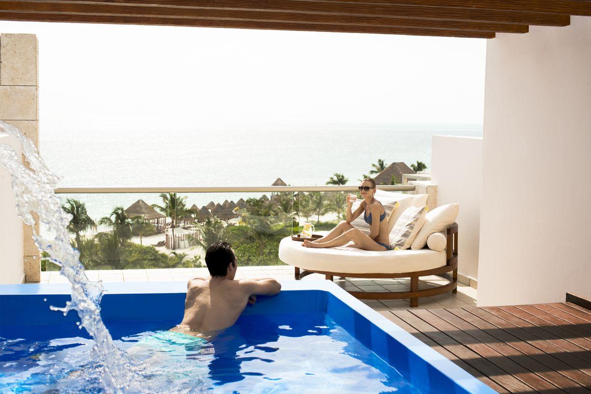 Ubicado en una paradisiaca playa de arena blanca y aguas turquesas,  el hotel 'adult only' Excellence Playa Mujeres es ideal para aquellas parejas que quieran disfrutar de unos días solo para dos, pero que tengan la oportunidad de alternar sus momentos de relax con un sinfín de actividades de lo más apetecibles, ya que el resort cuenta con un campo de golf diseñado por Greg Norman, diez restaurantes internacionales, un spa espectacular, escuela de buceo o programa de clases de baile. Eso sí, si queréis salir de las villas privadas con piscina o de sus impresionantes suites, algunas de las más grandes de Cancún.