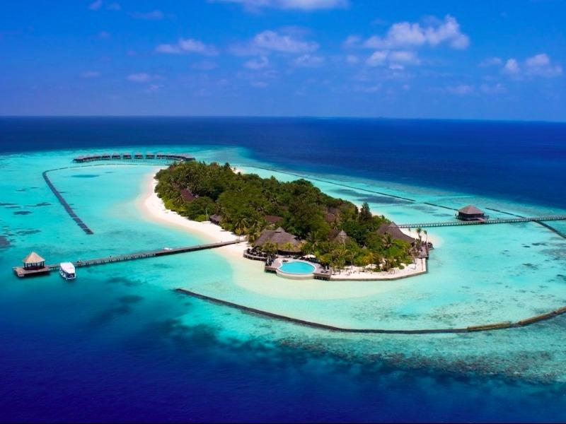 El  hotel 'adult only' Komandoo Maldive Island Resort se encuentra en el auténtico paraíso. A solo 45 minutos en hidroavión del aeropuerto de Malé, nos permite elegir entre las 65 Beach Villas, Jacuzzi Beach Villas o Jacuzzi Water Villas repartidas en esta isla privada de arena blanca e impresionantes aguas cristalinas.