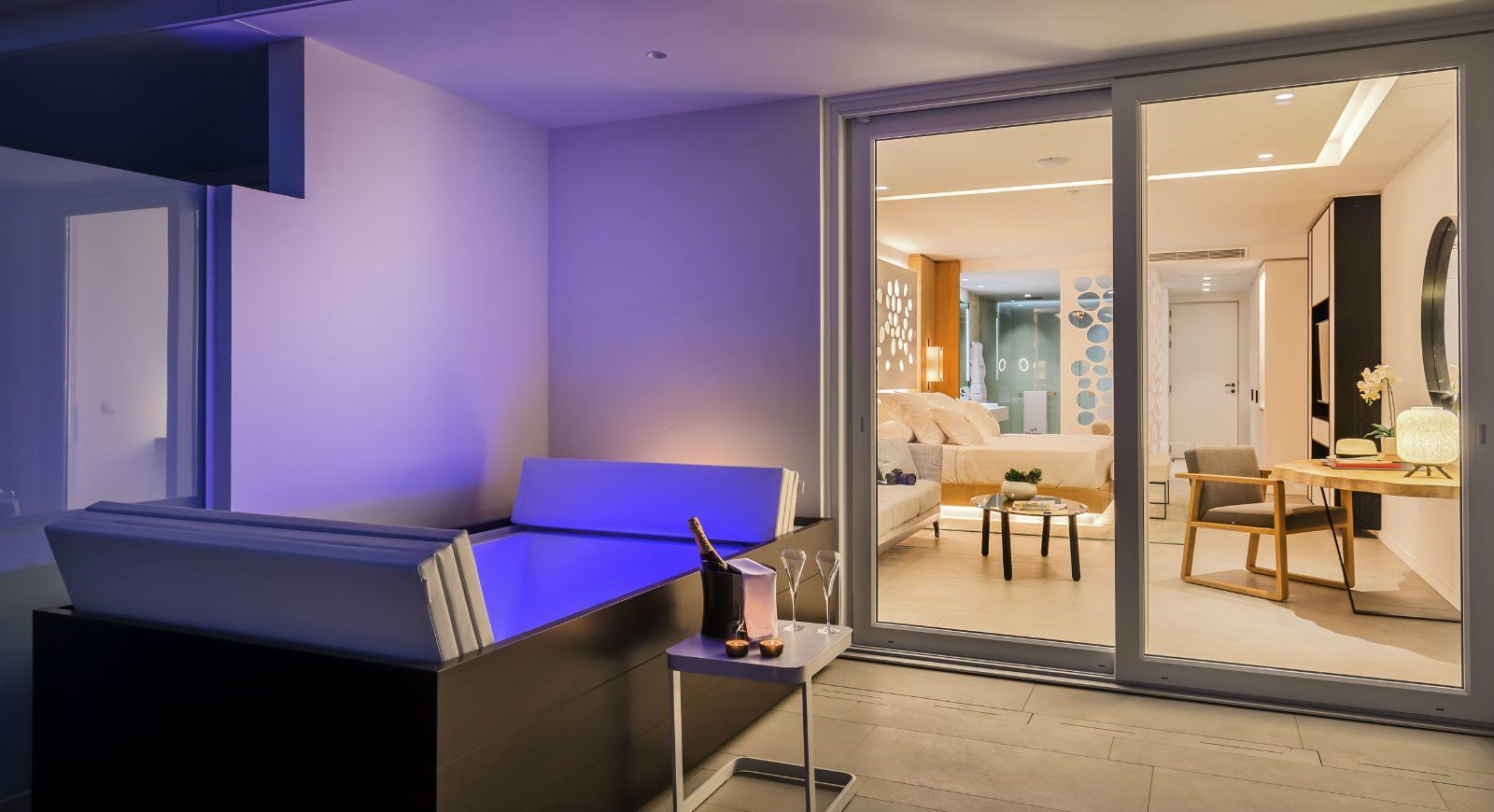 Diseñado por Leonardo Omar, uno de los arquitectos españoles con mayor proyección internacional, el  hotel 'adult only' Corales Beach Royal Hideaway , en la tinerfeña Costa Adeje, nos abre las puertas de un edificio que mira al mar ofreciendo un encuentro perfecto entre paisaje y modernidad, y que nos envuelve en un concepto de vacaciones de descanso y desconexión 'solo para adultos' con sus impresionantes 'suites' con terrazas de más de 20 metros y vistas al océano, muchas de ellas con bañera de hidromasaje.