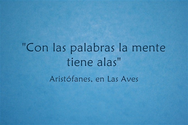 Las Aves, de Aristófanes fue una comedia escrita en el año 414 a. de J.C., y representada por primera vez a poco de firmarse la paz entre Atenas y Esparta tras la guerra de Peloponeso. En ella el autor satirizó el estado enfermizo subsiguiente a la guerra y el agotamiento espiritual producido por una lucha demasiado prolongada.