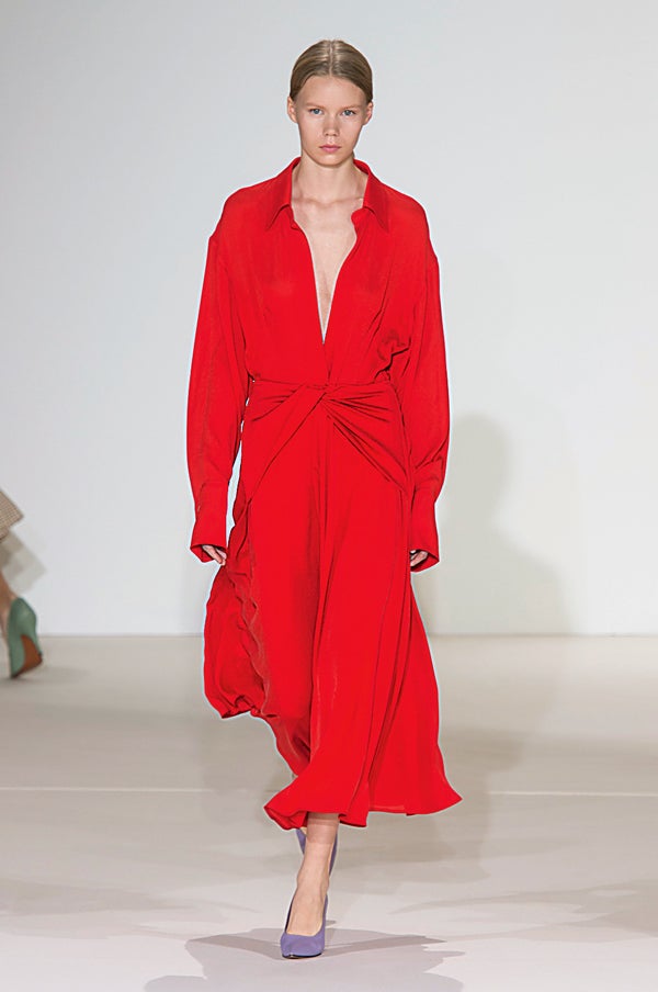 Complejo, elaborado, preciso, elegante... El patronaje llamó la atención desde sus inicios, tanto que el diseñardor Roland Mouret (amigo suyo) tuvo que desmentir que fuera el autor de las colecciones.