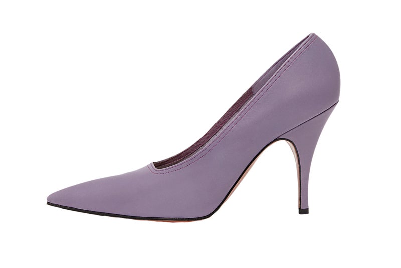 Materiales de calidad, patrones acertados y fabricación impecable son las tres claves del éxito de sus bolsos, zapatos y otros accesorios, que incluyen también una línea de gafas.