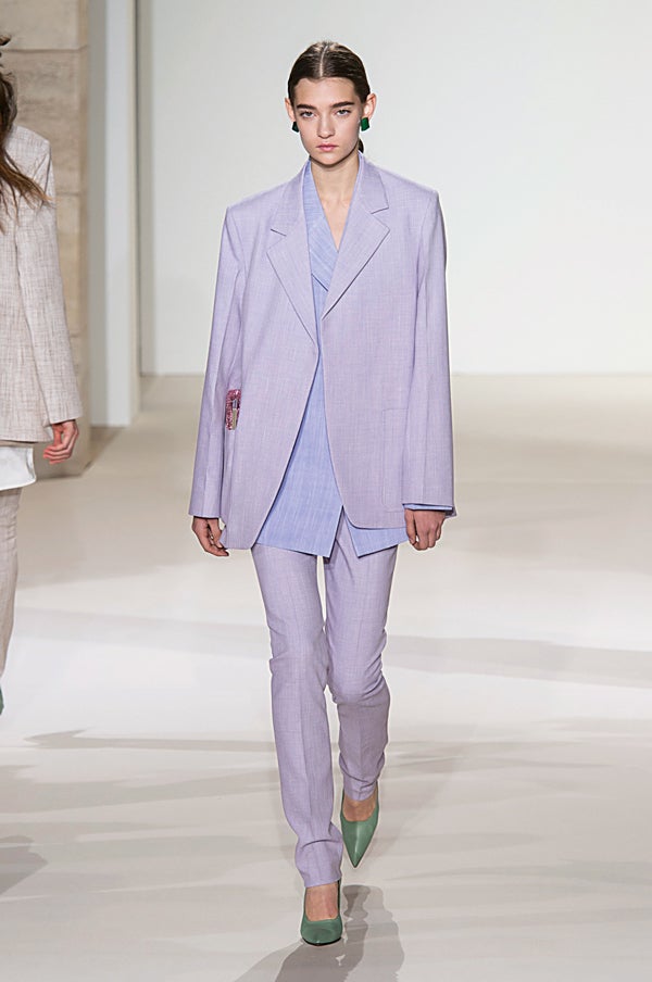 Siempre hay piezas de sastre, camisero y modista en sus colecciones. Su equipo domina las tres técnicas y las balancea entre lo masculino y lo femenino por volúmenes, tejidos y colores.