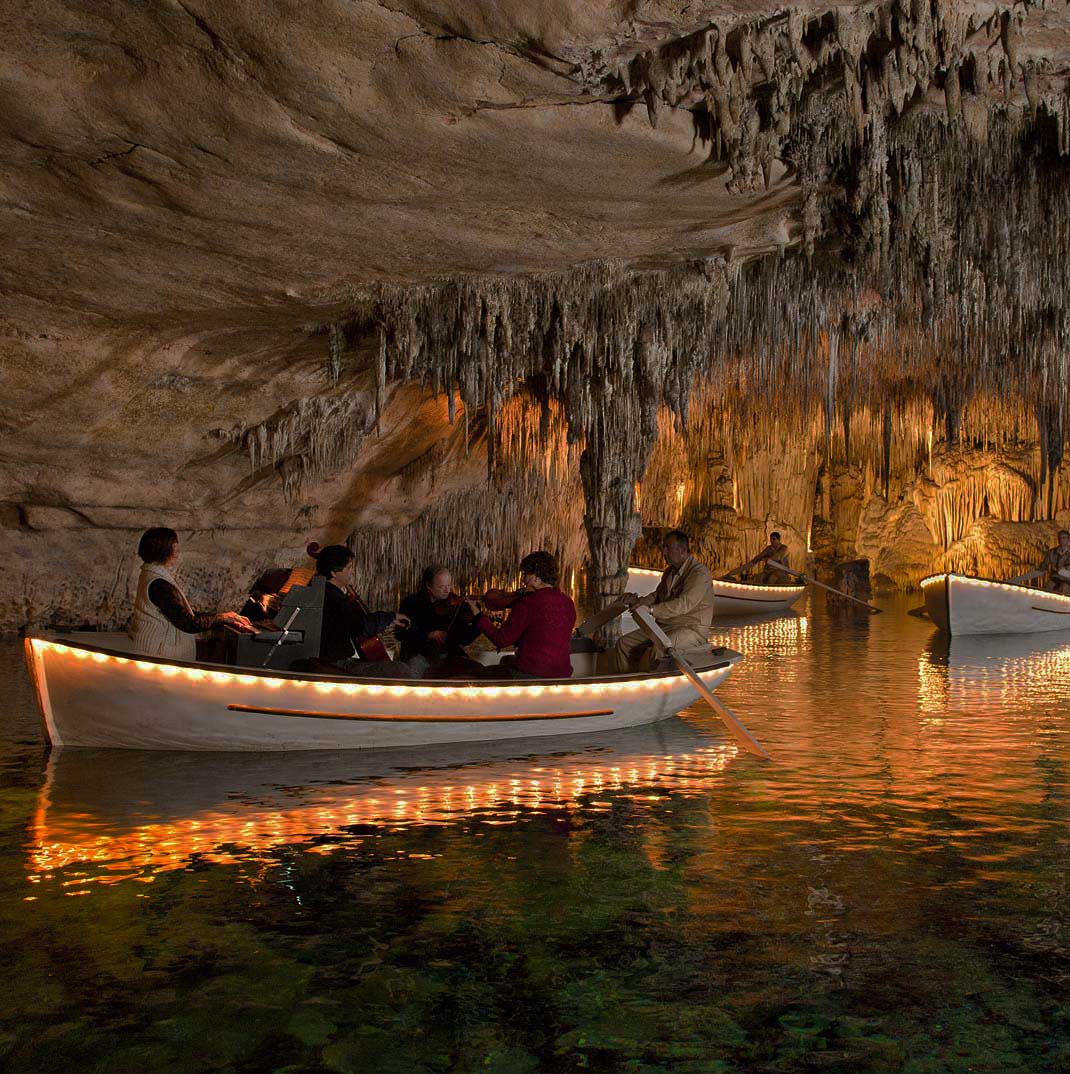 Una espectacular cueva en Mallorca con un fascinante lago interior, el Lago Martel, que, además, puede atravesarse en barca. Estas cuevas también acogen en ocasiones conciertos de cuerda, por lo que experiencia termina siendo completamente multisensorial e inolvidable.