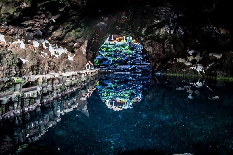 La palabra ‘jameos’ significa agujero significa en legua aborigen canaria agujero. De ahí el nombre de esta cueva de Lazaronte. Un túnel de una longitud conocda de 6 kilómetros, de los cuáles, más de uno y medio discurren bajo la superficie del mar. Los Jameos del Agua se encuentran situados en la sección de este túnel más cercano a la costa. Está formado por al menos tres jameos o aberturas en el terreno.
