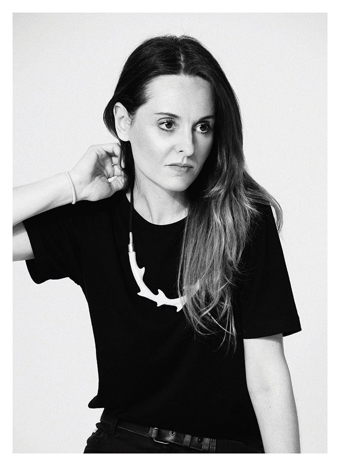 Ana Locking es una apasionada de la decoración y ahora ha volcado su talento en el diseño de unos jarrones de cerámica inspirados en las ánforas romanas, pero con un twist: la boca y la base se han intercambiado.