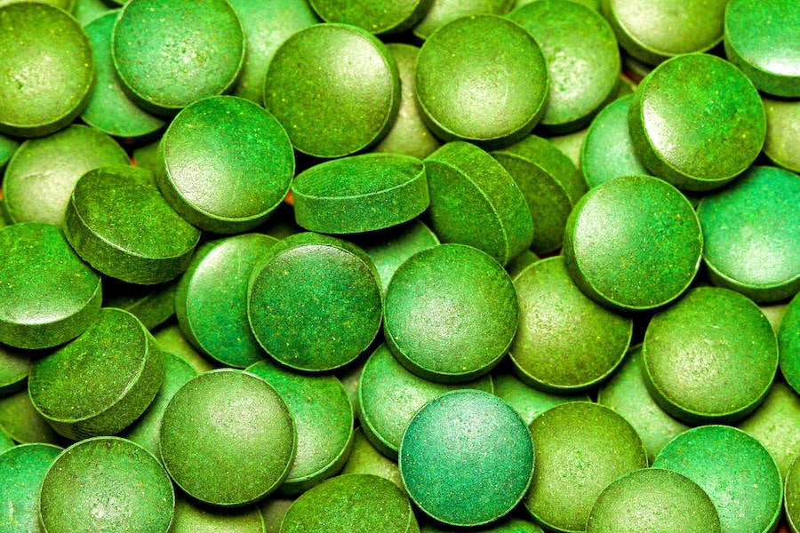 Es un alga considerada un superalimento por sus propiedades nutricionales. Tiene un alto contenido en vitamina B12. Solo una cucharada de espirulina supone el 70% de la dosis diaria recomendada de esa vitamina , además aporta 4 gramos de proteína. La piel será la primera en notar el consumo de espirulina porque esta alga desintoxica al cuerpo de adentro hacia fuera. Te crecerán más rápido las uñas y el pelo, y tendrás un aspecto más saludable.