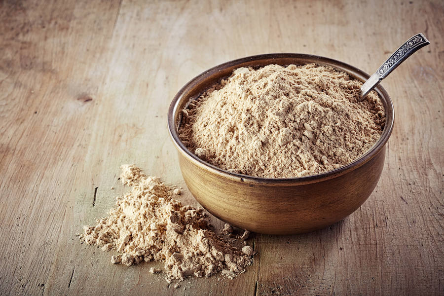 El maca es un alimento de origen andino y bastante antiguo. Sus raíces se venden en forma de polvo y así es como se consume en Occidente. Es muy rica en aminoácidos que alimenta las glándulas de la adrenalina y nos llena de energía. Es reconocida como un afrodísiaco, o al menos como uno de los alimentos que mejora el deseo y la función sexual. Además equilibra las hormonas y te sumerge en un estado de felicidad casi perpetua.