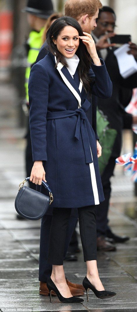 Cuándo y dónde lo llevó : Día Internacional de las Mujeres, el pasado 8 de marzo.  Cuánto cuesta : 298 dólares.  Por qué nos gusta : No es la primera mujer poderosa que ha recurrido a una firma a pie de calle como queriéndonos decir que ella, pese al príncipe que la lleva del brazo, es como las demás. Sin embargo, a renglón seguido supimos que su vestido va a costar 150.000 libras más (hasta 550.000) que el de Kate Middleton. Una manera muy americana de marcar diferencias.