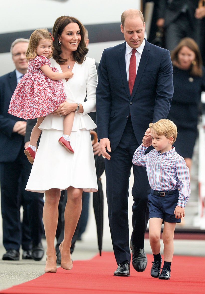 El príncipe Jorge lleva unos pantalones Doña Carmen (firma santanderina). Carlota, unos zapatos.