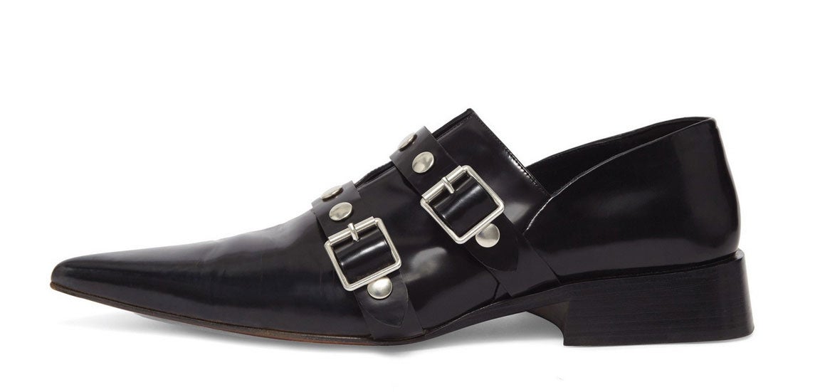 . Pero las tendencias imponen fusión de géneros, como las botas a medio camino entre las chanclas de playa y la estética punk. (Zapatos Victoria Bechkam)