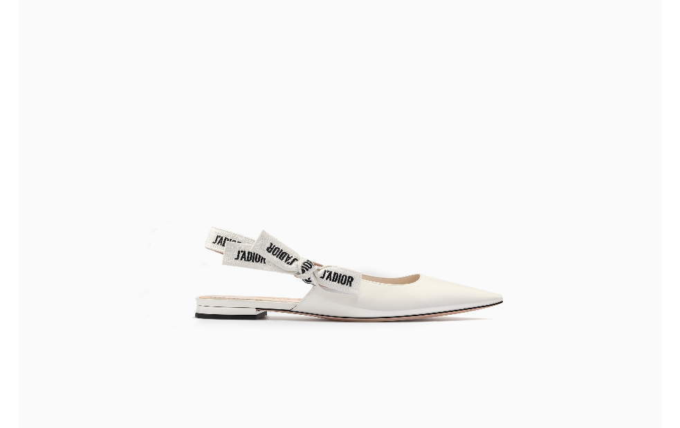 Han marcado los pasos de la moda las últimas temporadas, y son perfectos para novias. Sin duda, este modelo de Dior es un acierto en el día de tu boda, y en tus 'street styles' más sofisticados. Precio: 600 euros.