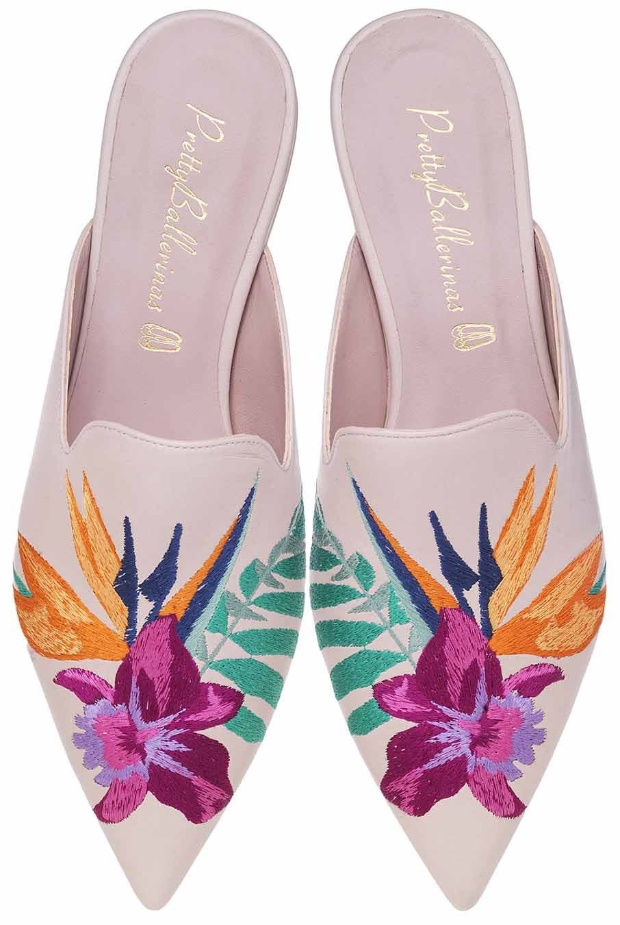 Olivia Palermo es, probablemente, una de las influencer con más estilo del mundo, y su colección para Pretty Balletinas, un auténtico sueño para las amantes de los zapatos. Estos mules nude con bordados serán el complemento perfecto, y cómodo, para tu vestido de novia. Precio: 159 euros.