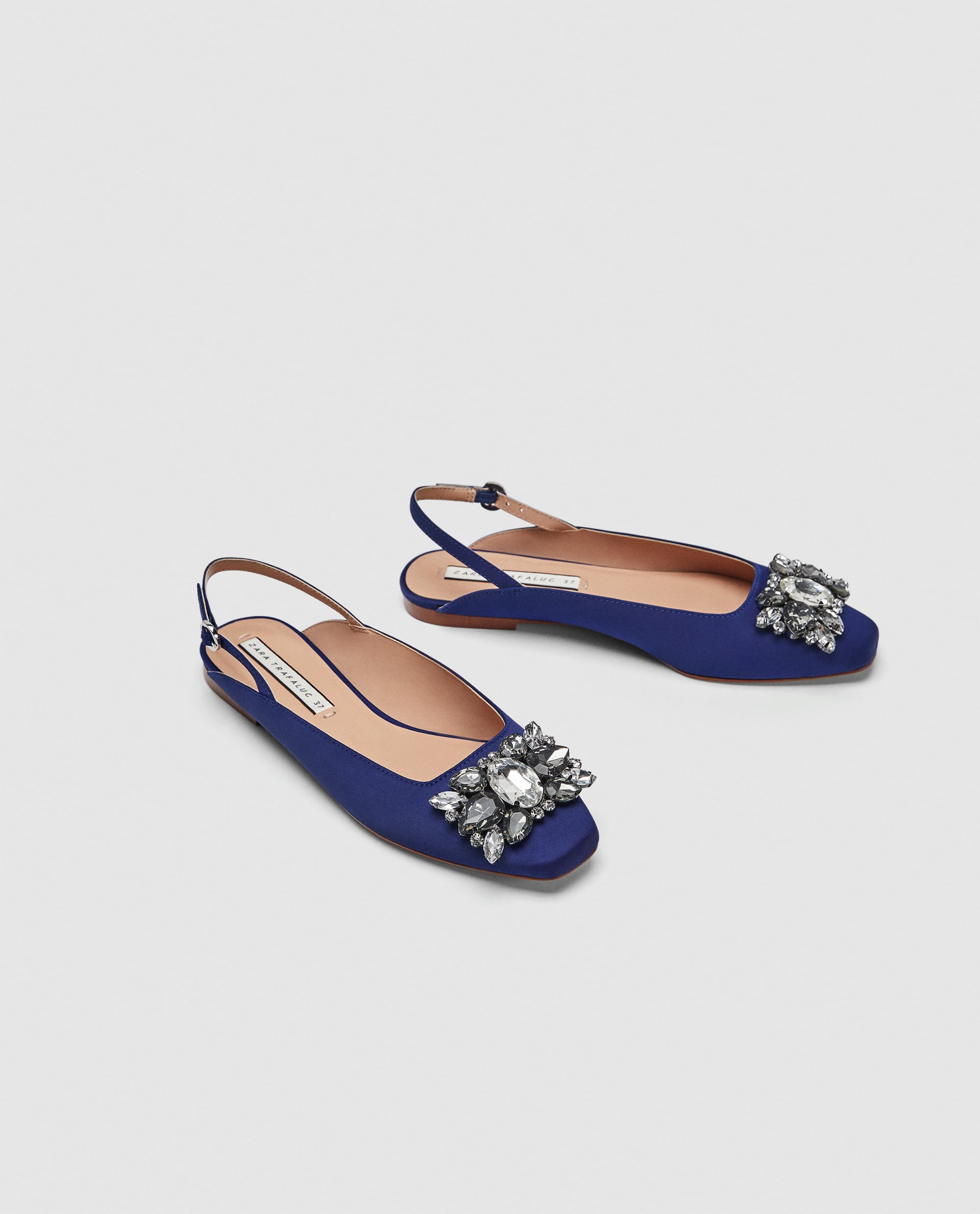 La versión 'low cost' de los famosos Manolos son de Zara Trafaluc, vienen en color azul con detalle joya, y cuestan 25.95 euros.