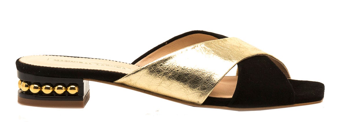 Bolsos, zapatos, gafas y bisutería son algunas de las piezas más destacadas. www.hannibal-laguna.com