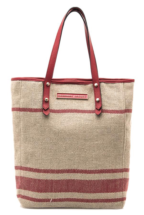 Ahora, Hannibal Laguna da un paso adelante y presenta una colección de complementos por primera vez.