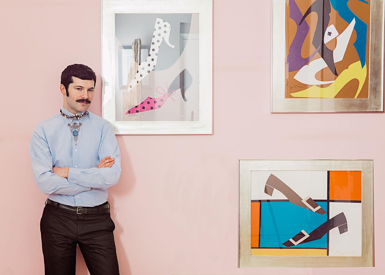 El italiano Gherardo Felloni se ha convertido en el nuevo director creativo de Roger Vivier. Su curriculum es extenso: por sus manos han pasado las creaciones zapateras de Fendi, Miu Miu y Dior. “Roger Vivier es la máxima referencia de zapatos de lujo. Siempre me he sentido fascinado por su chic y su creatividad”, asegura Felloni.