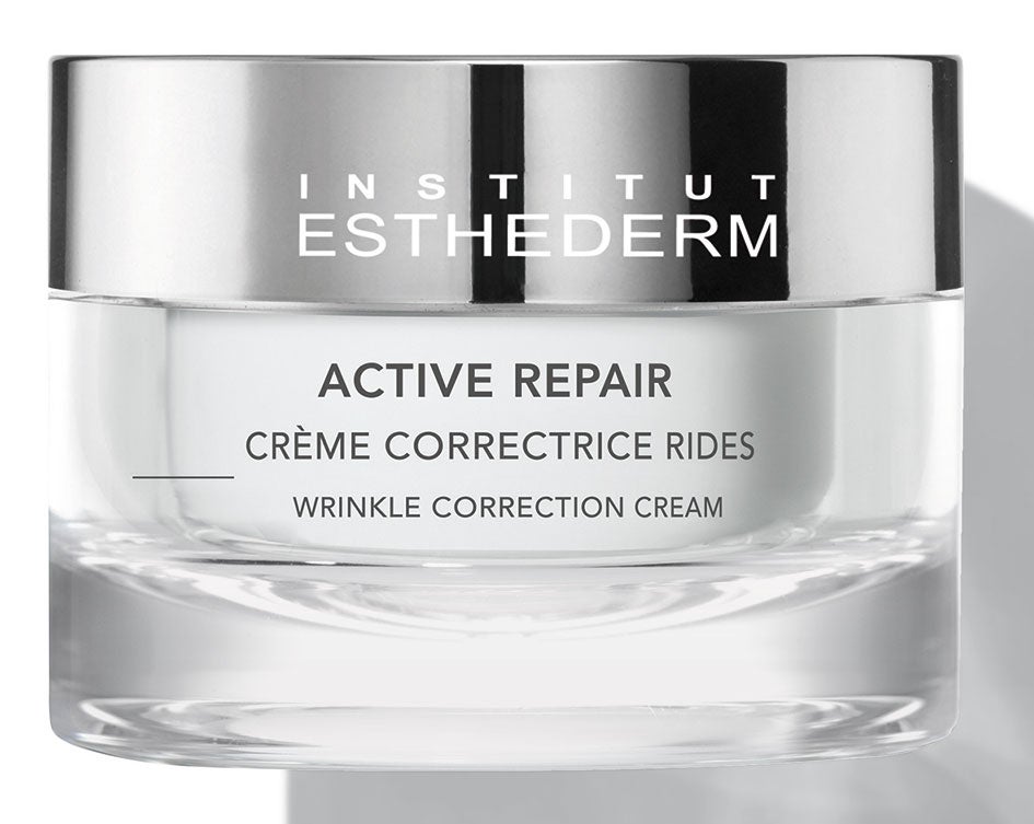 Uno para la frente y la zona superior; otra para nariz, mejillas y zona inferior, y la última para cuello, óvalo, papada y escote.Derm Repair Sérum Restucturante de Institut Estherderm (75 €).