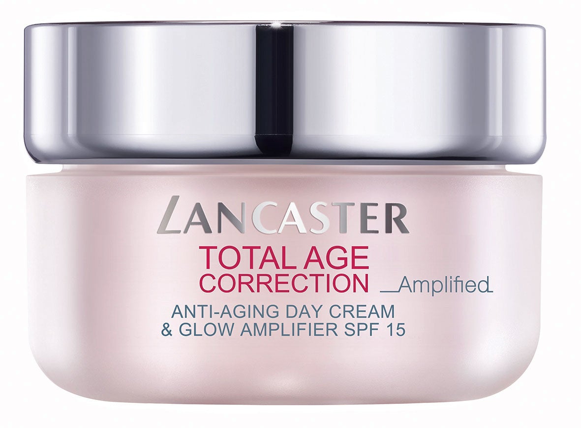 Por eso es mejor empezar por pequeñas dosis en días alternos (comienza con dos cada siete y ve incrementando un día más cada semana). También es mejor por la noche, para que dé tiempo a que el enrojecimiento se calme. Total Age Correction Amplified Crema de Día Rica con SPF15 de Lancaster (88,30 €).