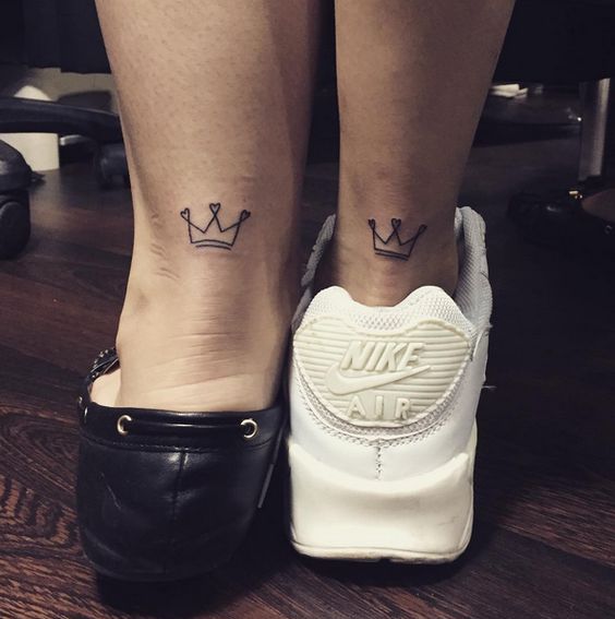 La corona, el dibujo por excelencia de muchas mujeres. Esta foto en concreto quiere decir que se es mujer con tacones, con zapatos, con deportivas... ¡Nos encanta!