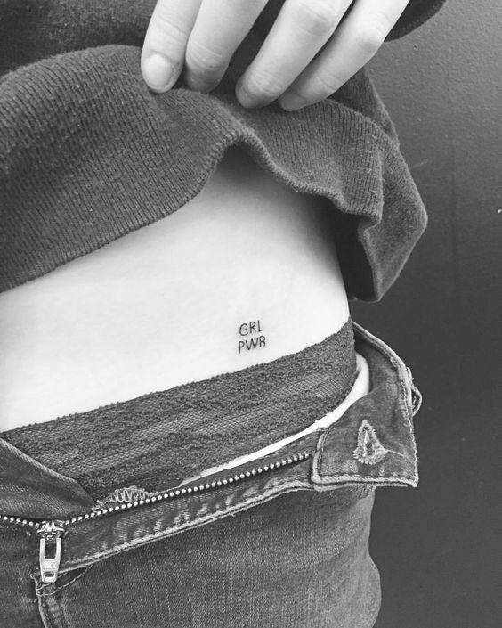 Tatuaje Girl Power en la cadera.Pequeño y discreto.